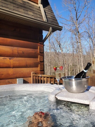 Spring Weekend Escape!  Hot Tub,  Fire Pit & Cozy Log Cabin