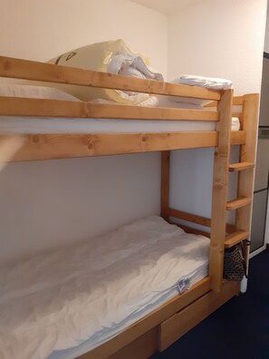 1 habitación y tabla de planchar con plancha 