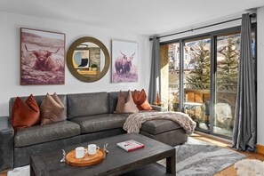 Televisión y chimenea 