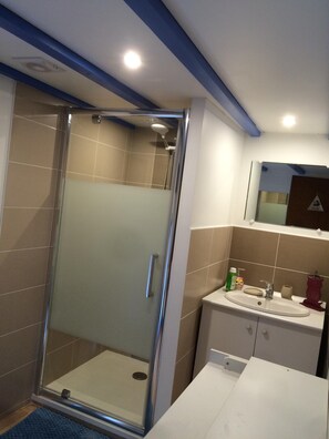 Douche, sĂšche-cheveux, serviettes fournies, papier toilette