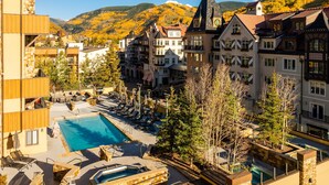 Un hôtel doté d’une piscine, de plusieurs bâtiments et situé dans un cadre montagneux.