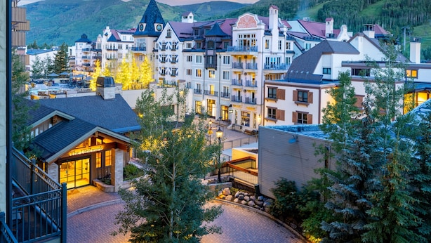 Un hôtel de style architectural européen traditionnel, avec plusieurs étages, des balcons et une cour intérieure.