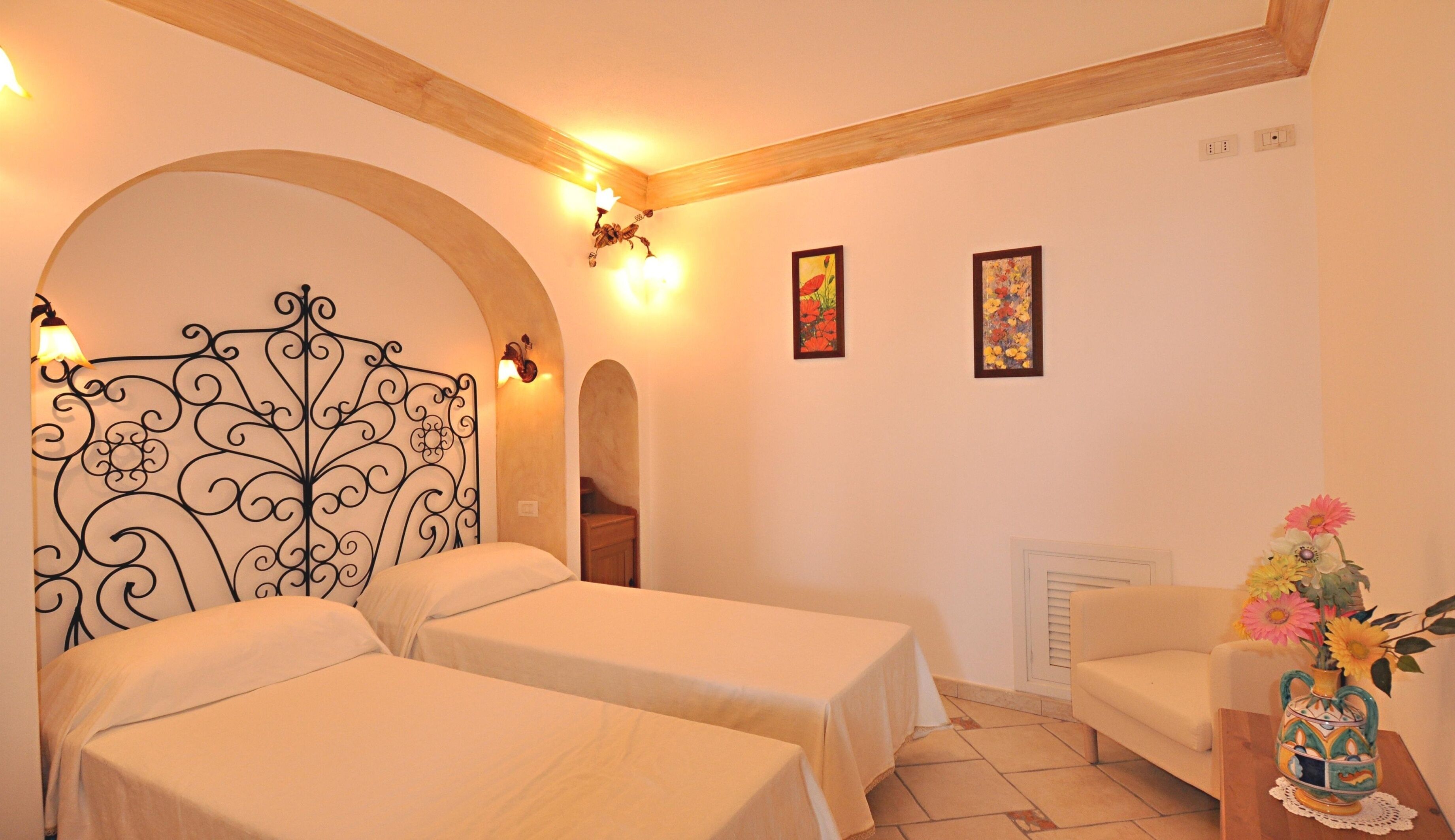 2 camere, una cassaforte in camera, una scrivania, ferro/asse da stiro