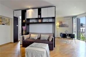 TV connectée, lecteur de DVD, livres, vidéothèque
