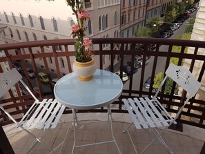 Outdoor dining - Colosseum Stay Where Rome Begins! Wake up to Rome’s most iconic skyline! (Roma)