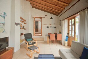 Smart-TV, Kamin, Bücher