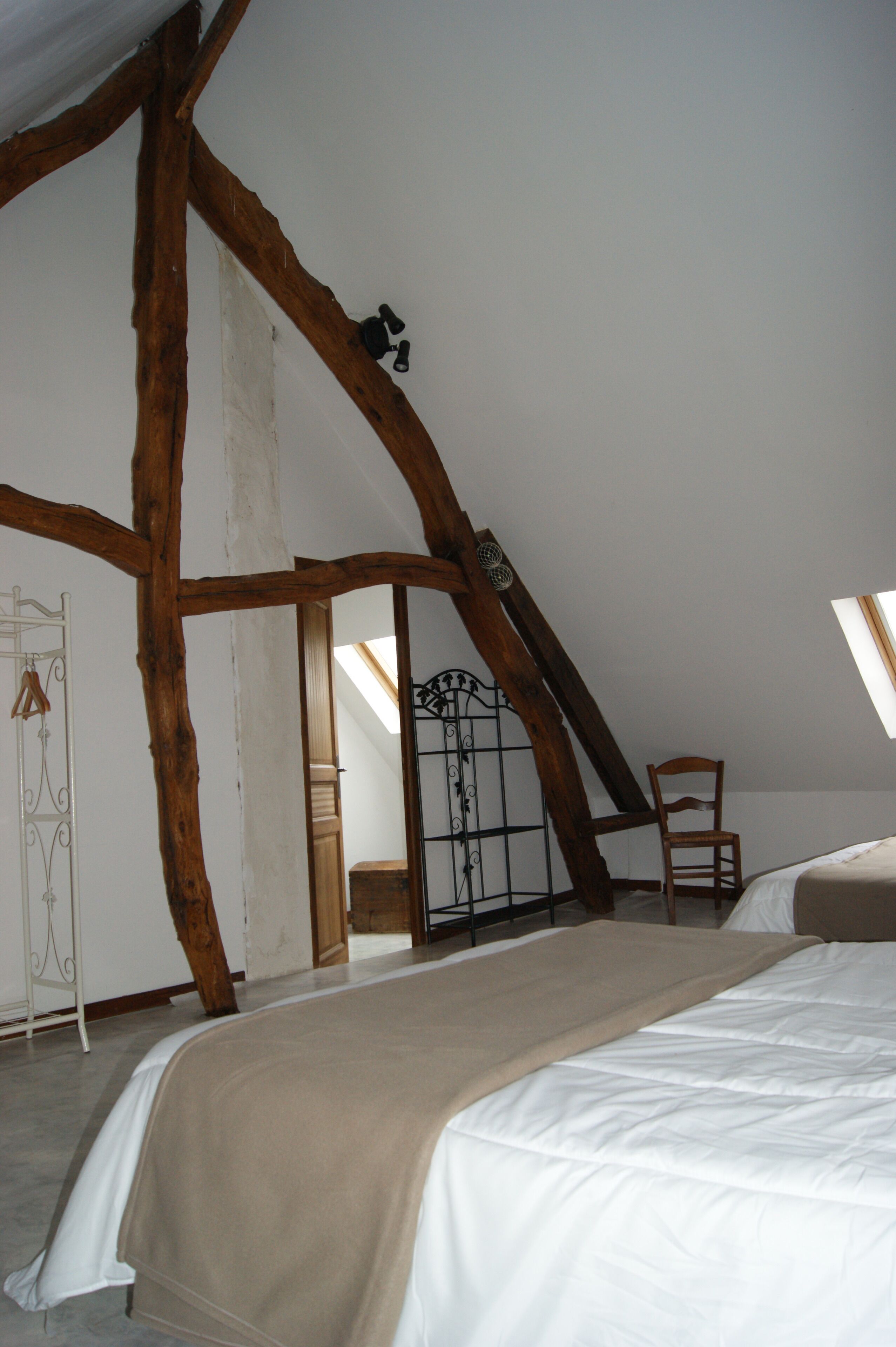 3 slaapkamers, een bureau, een strijkplank/strijkijzer, reisbedje