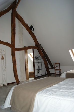 3 soverom, skrivebord, strykejern/-brett og reiseseng for barn