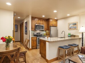 Fridge, microwave, oven, stovetop - Landmark 107 - 1 Bedroom Platinum (Vail)