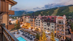 Un hôtel composé de plusieurs bâtiments, doté d’un espace piscine et offrant une vue sur les montagnes environnantes.