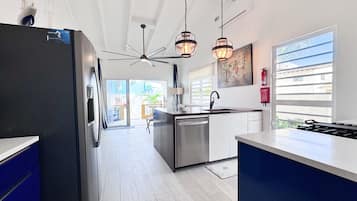 Een koelkast, een oven, een kookplaat, een vaatwasser