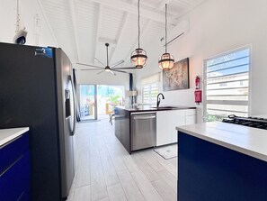 Fridge, oven, stovetop, dishwasher