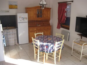 Dining - Occitanie, near Albi, in a former agricultural estate, with swimming pool (Valderiès)