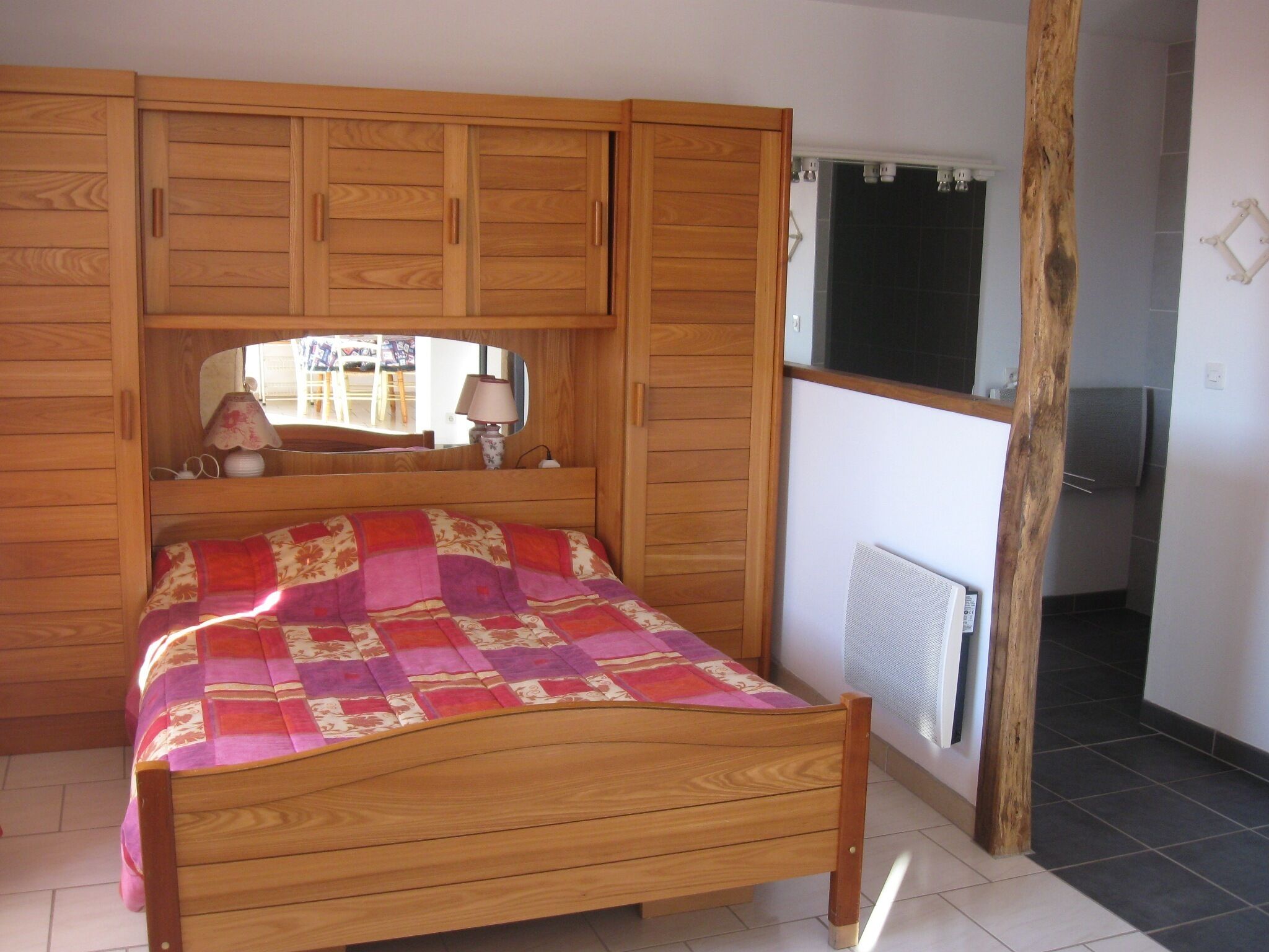 1 habitación, tabla de planchar con plancha, wifi gratis y ropa de cama 
