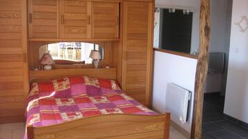 1 habitación, tabla de planchar con plancha, wifi gratis y ropa de cama
