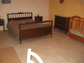 2 chambres, fer et planche à repasser, Wi-Fi gratuit, draps fournis