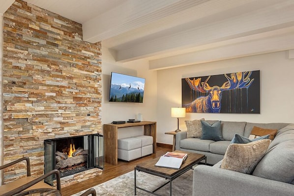 Een televisie en een open haard