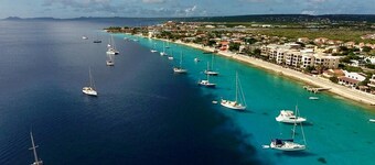 Kas di Alegria: Modern Studio with Tropical Charm, By the Sea, Walk to Downtown