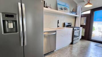 Fridge, oven, stovetop, dishwasher