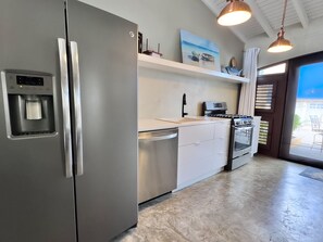 Kjøleskap, ovn, kokeplater og oppvaskmaskin