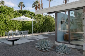 Outdoor dining - LOVE ... and MISCHIEF in Historic Twin Palms (Palm Springs)