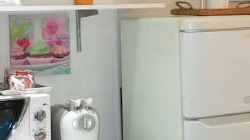 Full-sized fridge, microwave, oven, stovetop