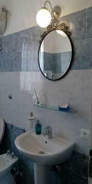 Double Room, Private Bathroom | Bathroom | Shower, free toiletries, hair dryer - Il tetto di San Paolo (Rome)