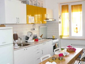 Grand réfrigérateur, micro-ondes, four, plaque de cuisson