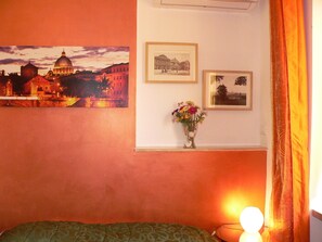 Tremannsrom, eget bad | Sengetøy av topp kvalitet, individuelt dekorert og individuelt innredet