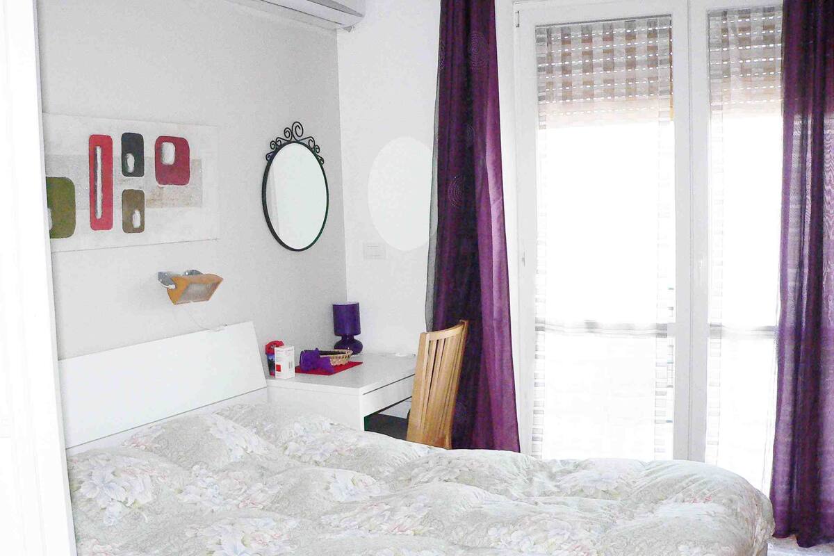 Familiekamer, en-suite badkamer | Luxe beddengoed, een bureau, verduisterende gordijnen