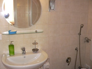 Shower, free toiletries, hair dryer - Il tetto di San Paolo (Rome)