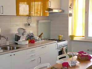 Grand réfrigérateur, micro-ondes, four, plaque de cuisson