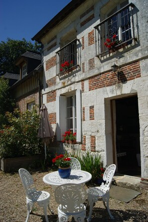 Outdoor dining - Charming cottage les châtaigniers le Puits 2 bedrooms (Bretteville-Du-Grand-Caux)