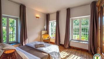 2 bedrooms, desk, iron/ironing board, travel crib