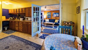 Una sala de estar acogedora con un sofá azul, una mesa de centro y una estantería.