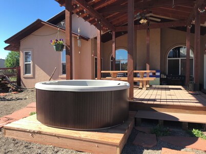 NICE!! 2250 SF  VIEWS & LOCATION  GAS FRPLCE PAC MAN  HOTTUB CORNHOLE HORSESHOES