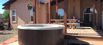 NICE!! 2250 SF VIEWS & LOCATION GAS FRPLCE PAC MAN HOTTUB CORNHOLE HORSESHOES