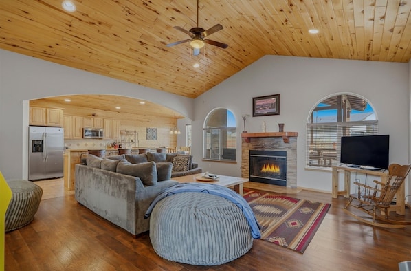 Smart TV, chimenea y futbolito