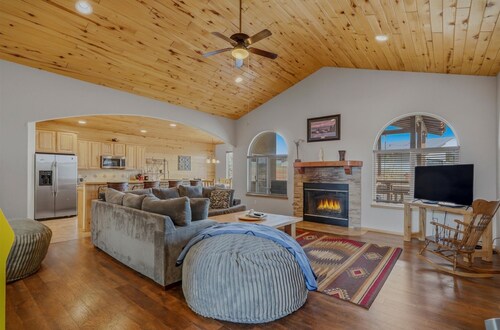 KIVA!! 2000 SF SUURI NÄKYMÄ & SIJAINTI TAKA- JA TAKKUPAIKKA T&G KATTOTYÖT  