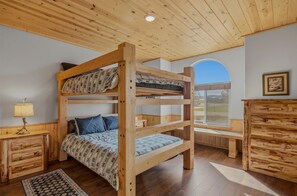 3 chambres, fer et planche à repasser, Wi-Fi, draps fournis