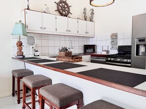 Refrigerador, horno, parrilla de estufa y lavavajillas 