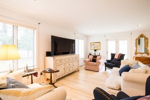 Smart TV, chimenea y libros 