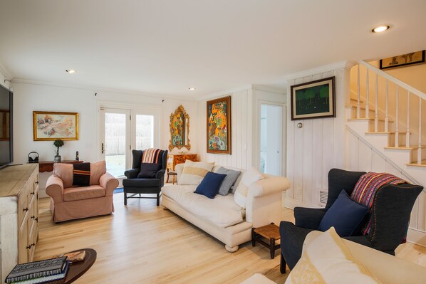 Smart TV, chimenea y libros 