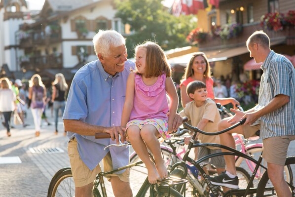 A cobblestone street with people and bicycles. - Landmark 505 - 2 Bedroom - Prime Lionshead Location, Ski Access, Mountain Views, (Vail)