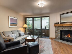 Televisión y chimenea 