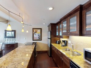 ثلاجة، ميكروويف، فرن، موقد طهي مسطح