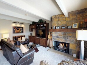 Televisión y chimenea 