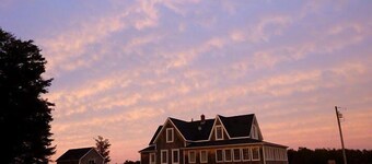 Großes, jahrhundertealtes Haus mit Bio-Weinberg. Sehr privat mit grandioser Aussicht.