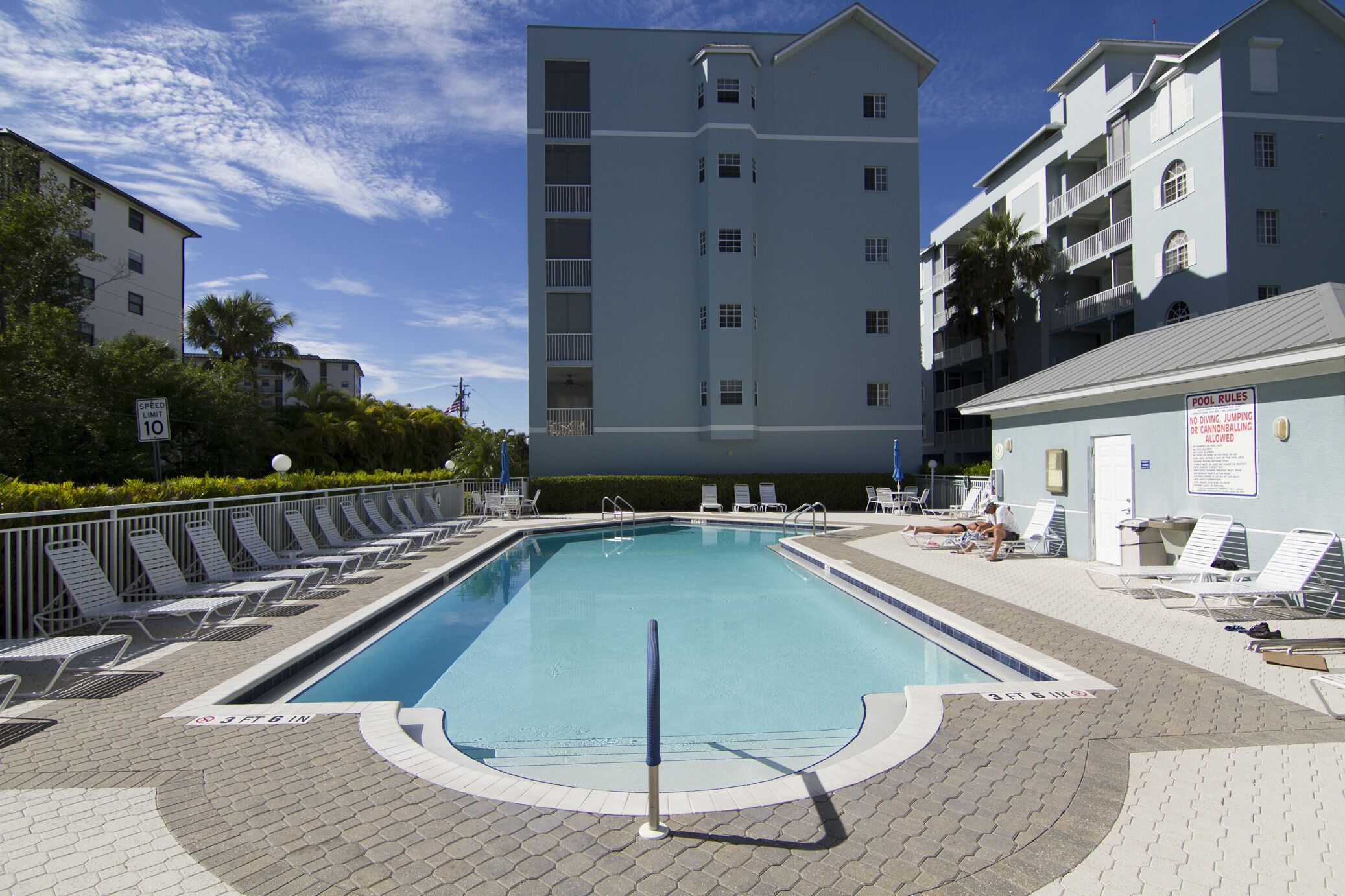 Een verwarmd zwembad