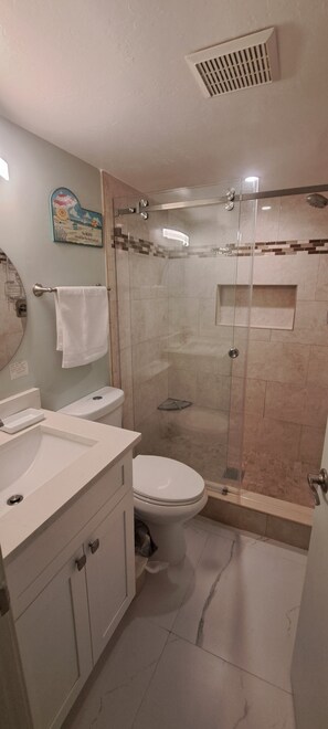 Bathtub, hair dryer, towels, soap - Family friendly Sunsets Just Steps From Your Condo Lic. R250212 (Fort Myers Beach)